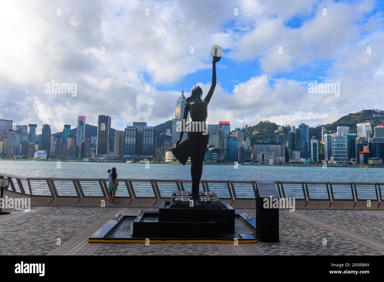 Hong Kong, 8 settembre 2023: Vista della statua e dello skyline da Avenue of the Stars Foto Stock