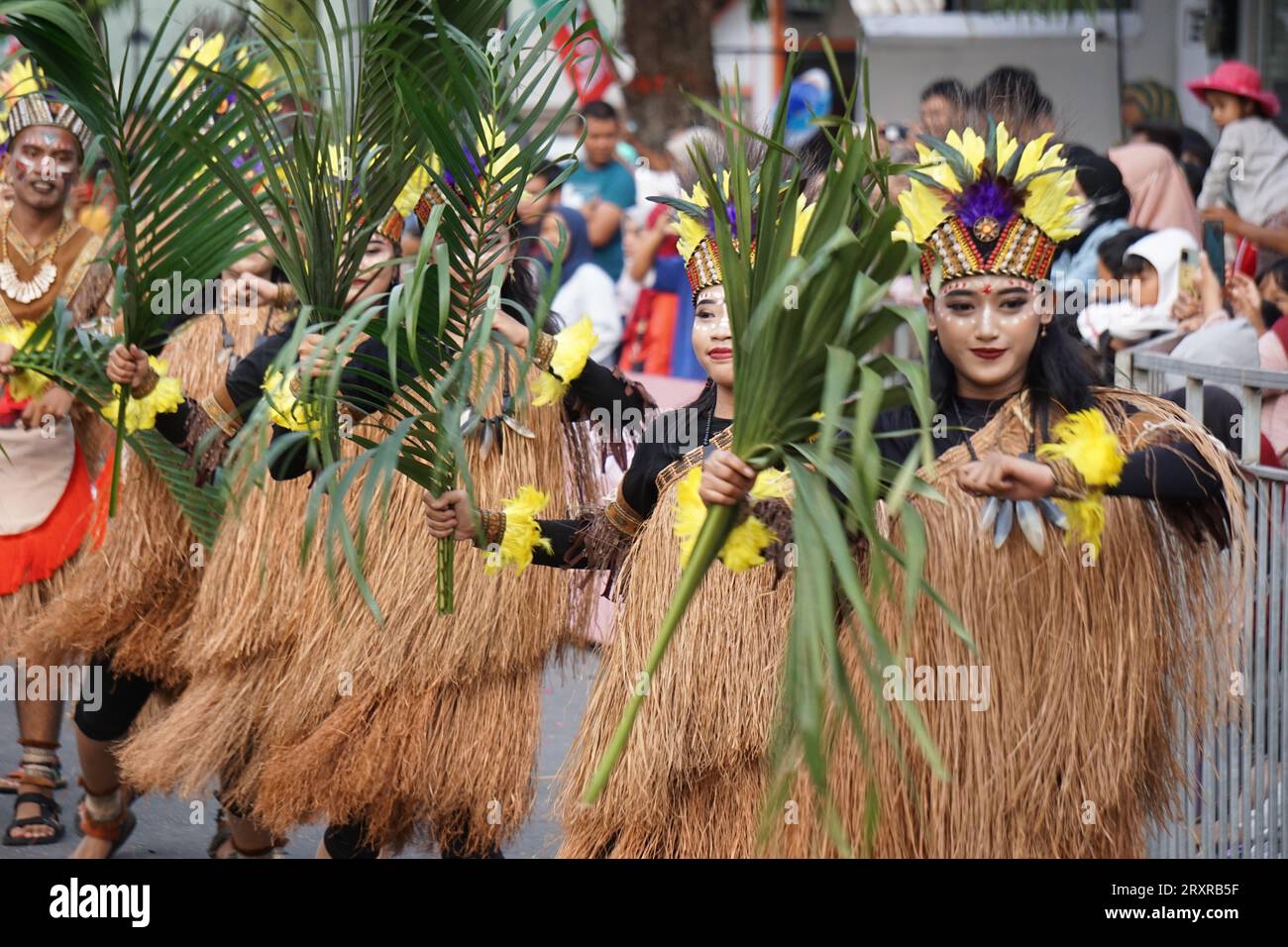 Danza Pangkur sagu da papua al BEN Carnival. Questa danza raffigura le attività del popolo papuano che si prepara a raccogliere sago Foto Stock