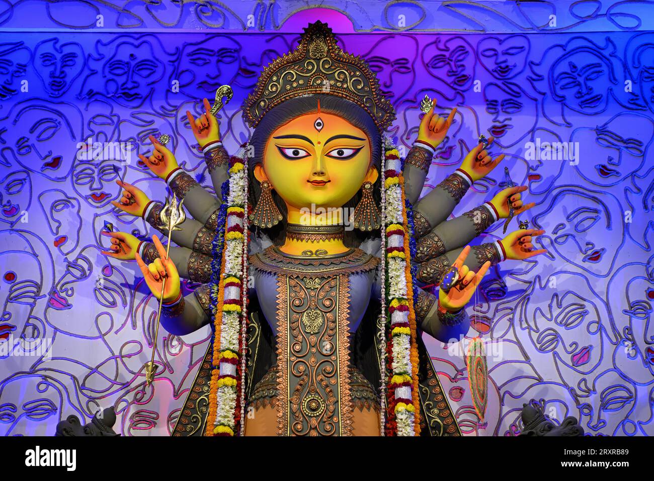 Idolo della dea devi Durga in un puja pandal decorato a Calcutta, Bengala Occidentale, India. Foto Stock