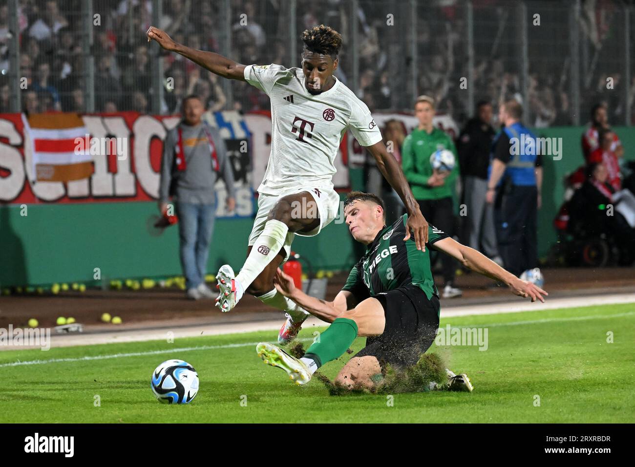 Muenster, Germania. 26 settembre 2023. Benjamin Bockle (R) di Preussen Muenster vies con Kingsley Coman del Bayern Monaco durante la partita di calcio della Coppa di Germania tra Preussen Muenster e Bayern Monaco a Muenster, Germania, 26 settembre 2023. Crediti: Ulrich Hufnagel/Xinhua/Alamy Live News Foto Stock