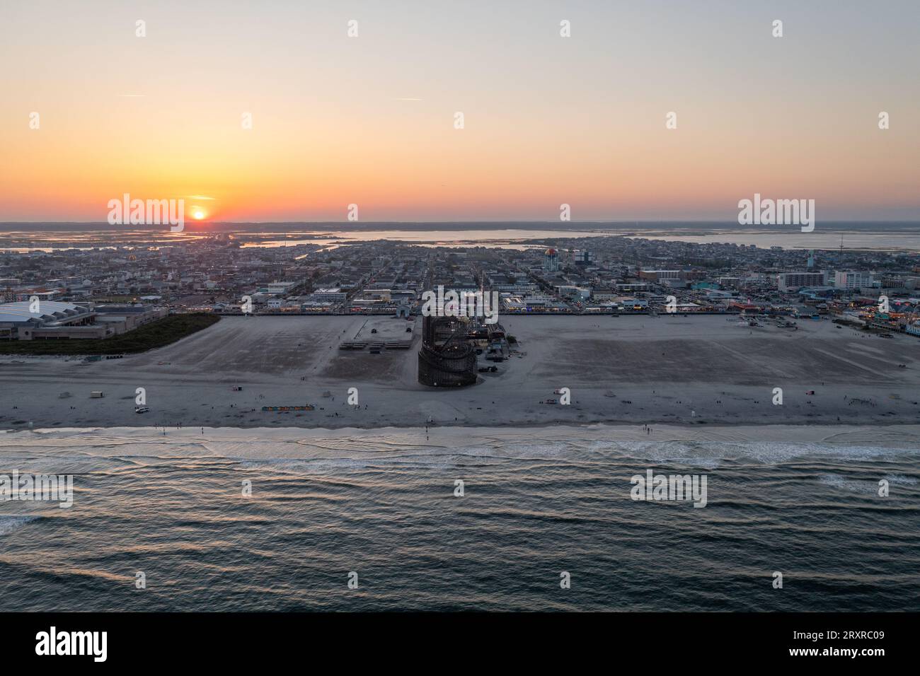 Grandi montagne russe in legno presso il lungomare di Wildwood, New Jersey al tramonto. Foto Stock