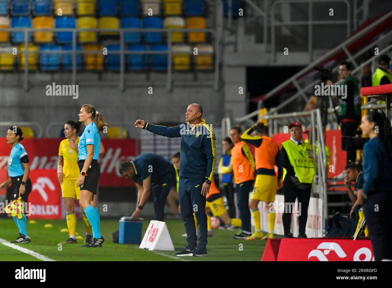 Non esclusiva: GDYNIA, POLONIA - 26 SETTEMBRE 2023 - allenatore temporaneo dell'Ucraina Volodymyr Pyatenko è visto in disparte durante la UEFA Foto Stock