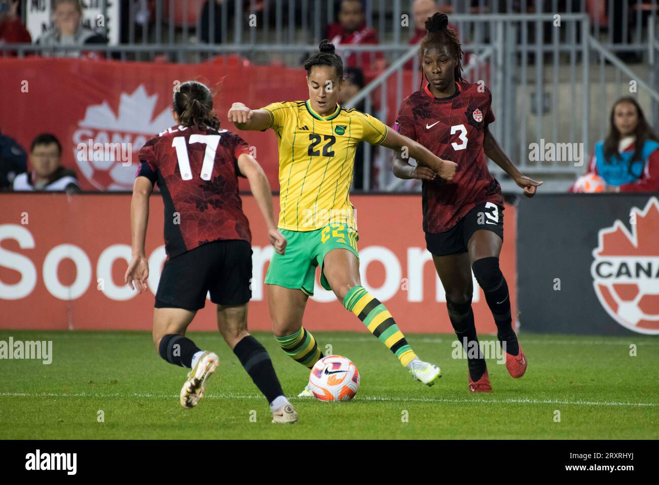 Toronto, Ontario, Canada. 26 settembre 2023. Kayla McKenna n. 22 in azione durante le qualificazioni olimpiche CONCACAF Women's Championship 2024 tra Canada e Giamaica al BMO Field di Toronto. Il gioco si è concluso nel 2-1 per il Canada inviandolo ai Giochi Olimpici di Parigi 2024 (Credit Image: © Angel Marchini/ZUMA Press Wire) SOLO PER USO EDITORIALE! Non per USO commerciale! Foto Stock