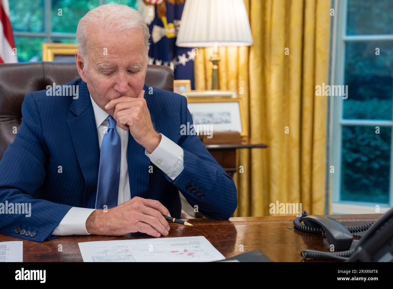 7 giugno 2023 - Washington, Distretto di Columbia, USA - il presidente Joe Biden parla al telefono con il primo ministro canadese Justin Trudeau nell'ufficio ovale della Casa Bianca, mercoledì 7 giugno 2023, per parlare degli incendi selvatici canadesi e delle zone di fumo che ricoprono gli Stati Uniti (immagine di credito: © Adam Schultz/Casa Bianca/ZUMA Press Wire) SOLO USO EDITORIALE! Non per USO commerciale! Foto Stock