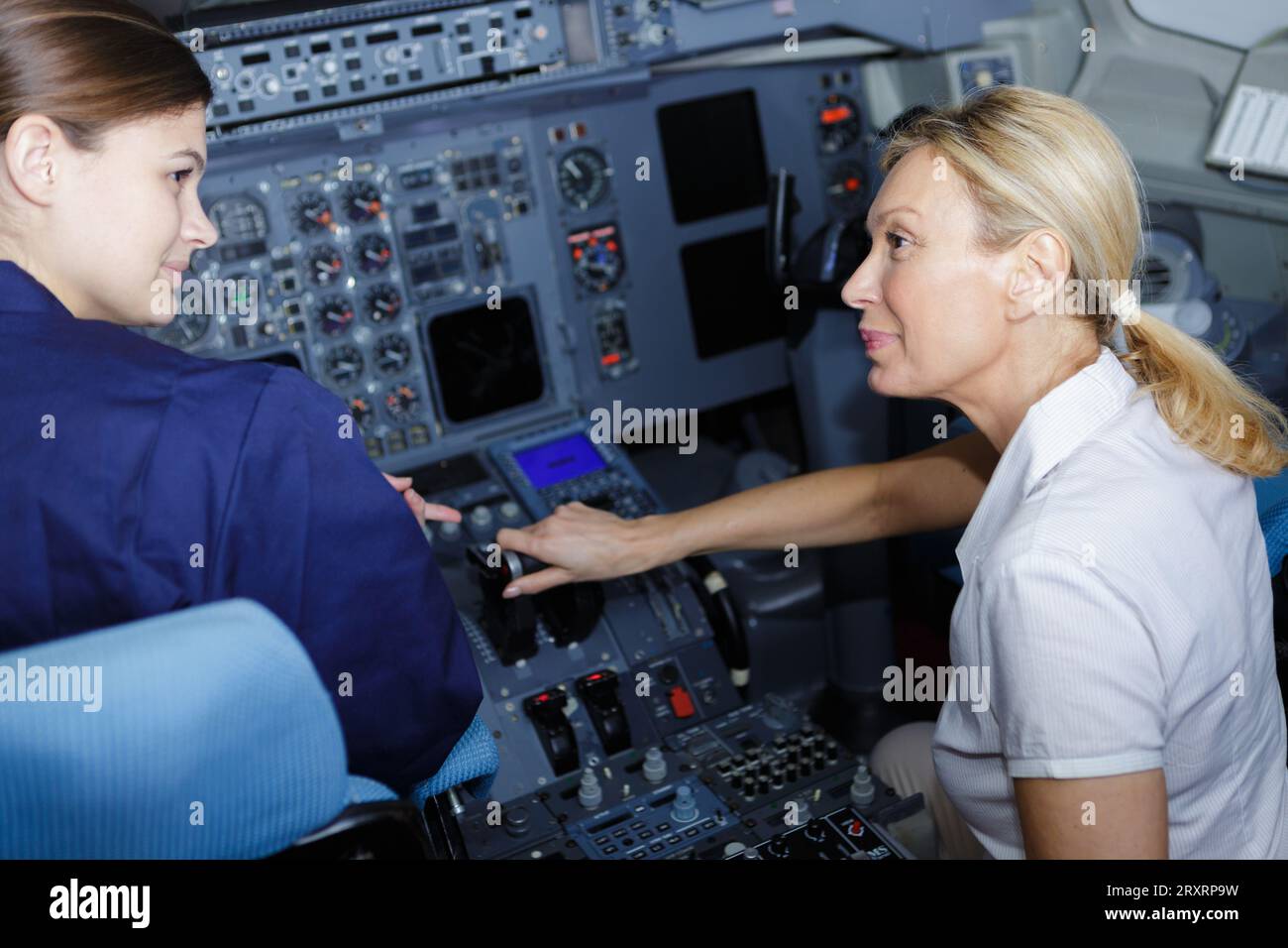 addestramento pilota femminile in cabina di pilotaggio simulatore Foto Stock