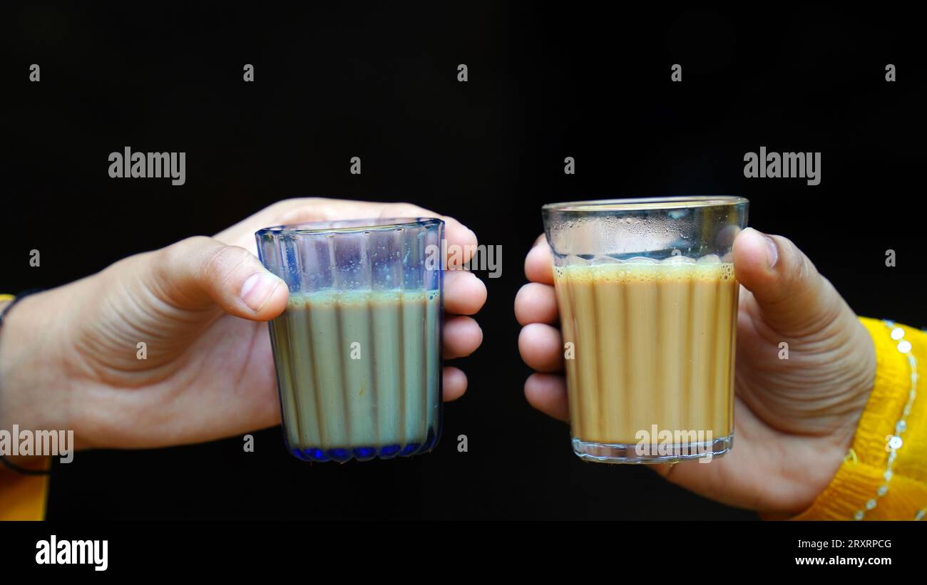 Tè di masala indiano o chai in vetro tradizionale, sfondo di legno. caffè, retrò, ristorante, hotel. Il chai di taglio di prima mattina Foto Stock