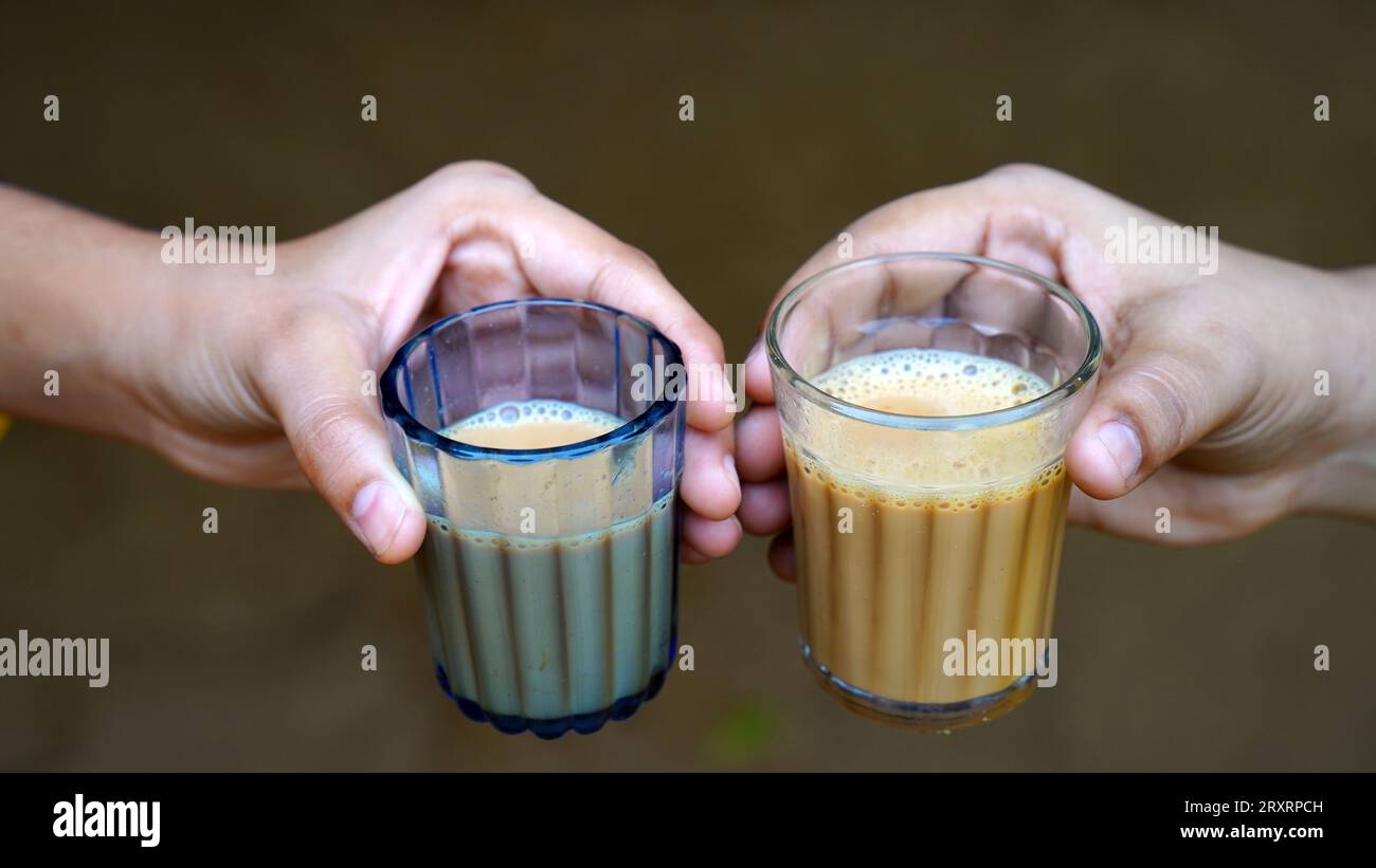 Tè di masala indiano o chai in vetro tradizionale, sfondo di legno. caffè, retrò, ristorante, hotel. Il chai di taglio di prima mattina Foto Stock