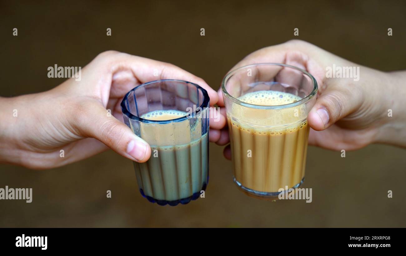 Tè di masala indiano o chai in vetro tradizionale, sfondo di legno. caffè, retrò, ristorante, hotel. Il chai di taglio di prima mattina Foto Stock