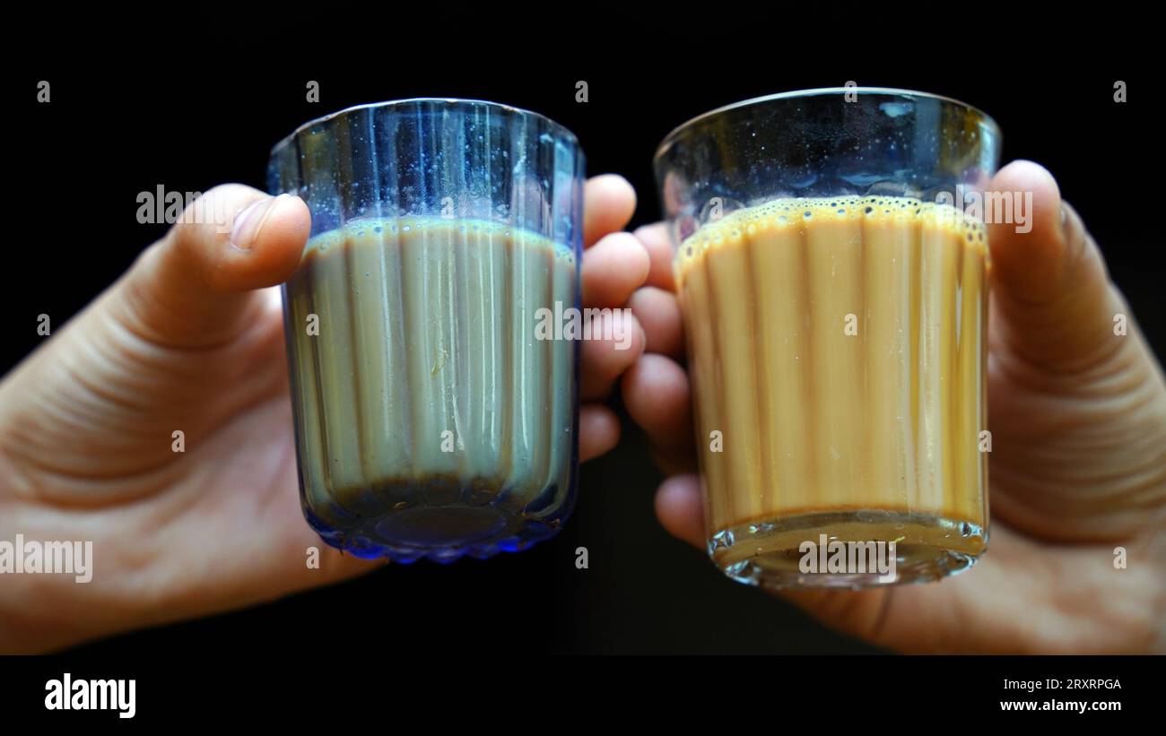 Tè di masala indiano o chai in vetro tradizionale, sfondo di legno. caffè, retrò, ristorante, hotel. Il chai di taglio di prima mattina Foto Stock