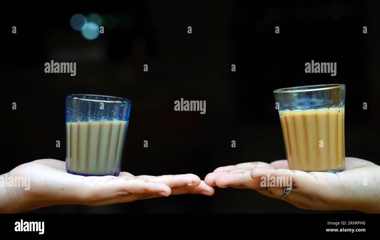 Tè di masala indiano o chai in vetro tradizionale, sfondo di legno. caffè, retrò, ristorante, hotel. Il chai di taglio di prima mattina Foto Stock