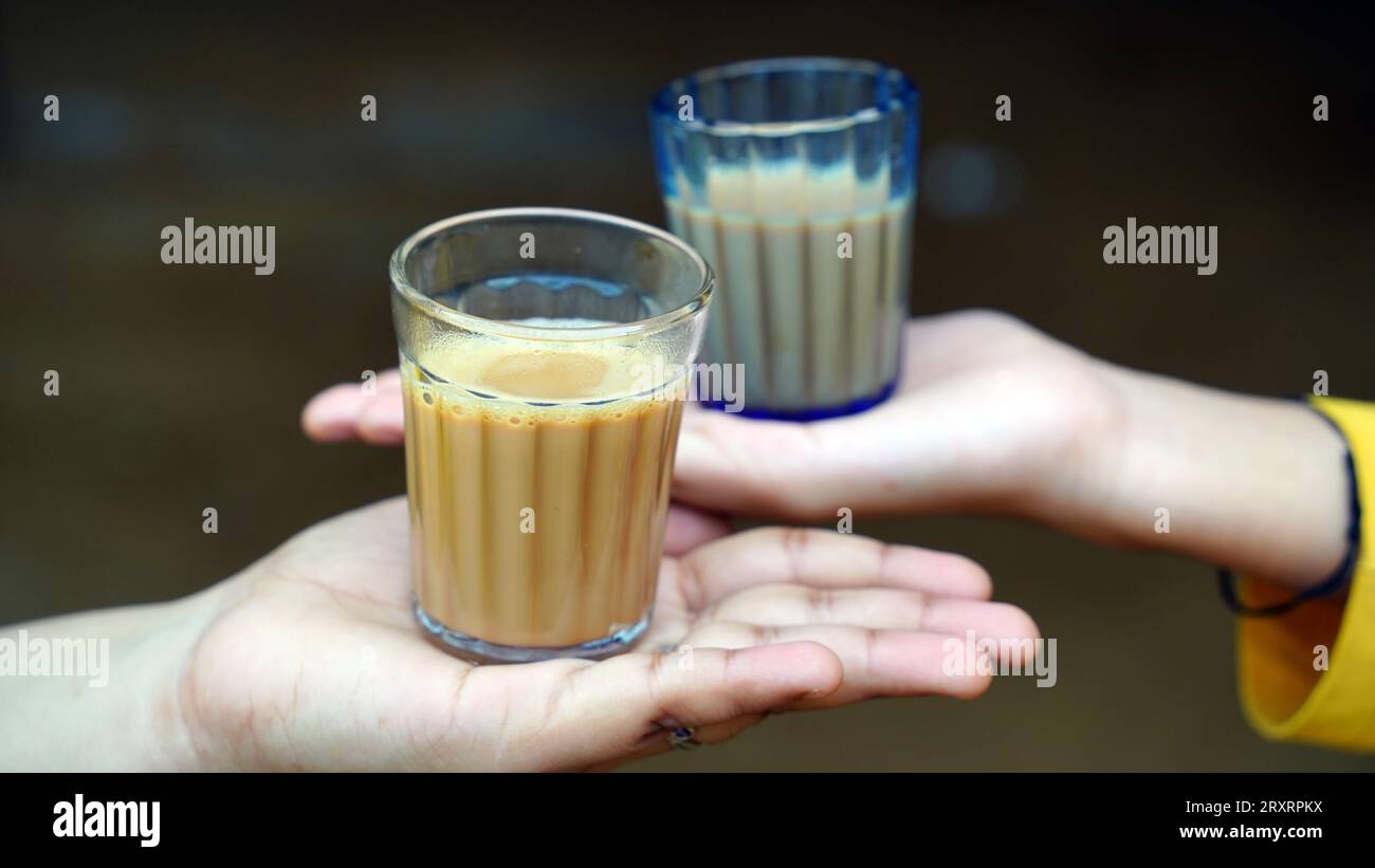 Tè di masala indiano o chai in vetro tradizionale, sfondo di legno. caffè, retrò, ristorante, hotel. Il chai di taglio di prima mattina Foto Stock