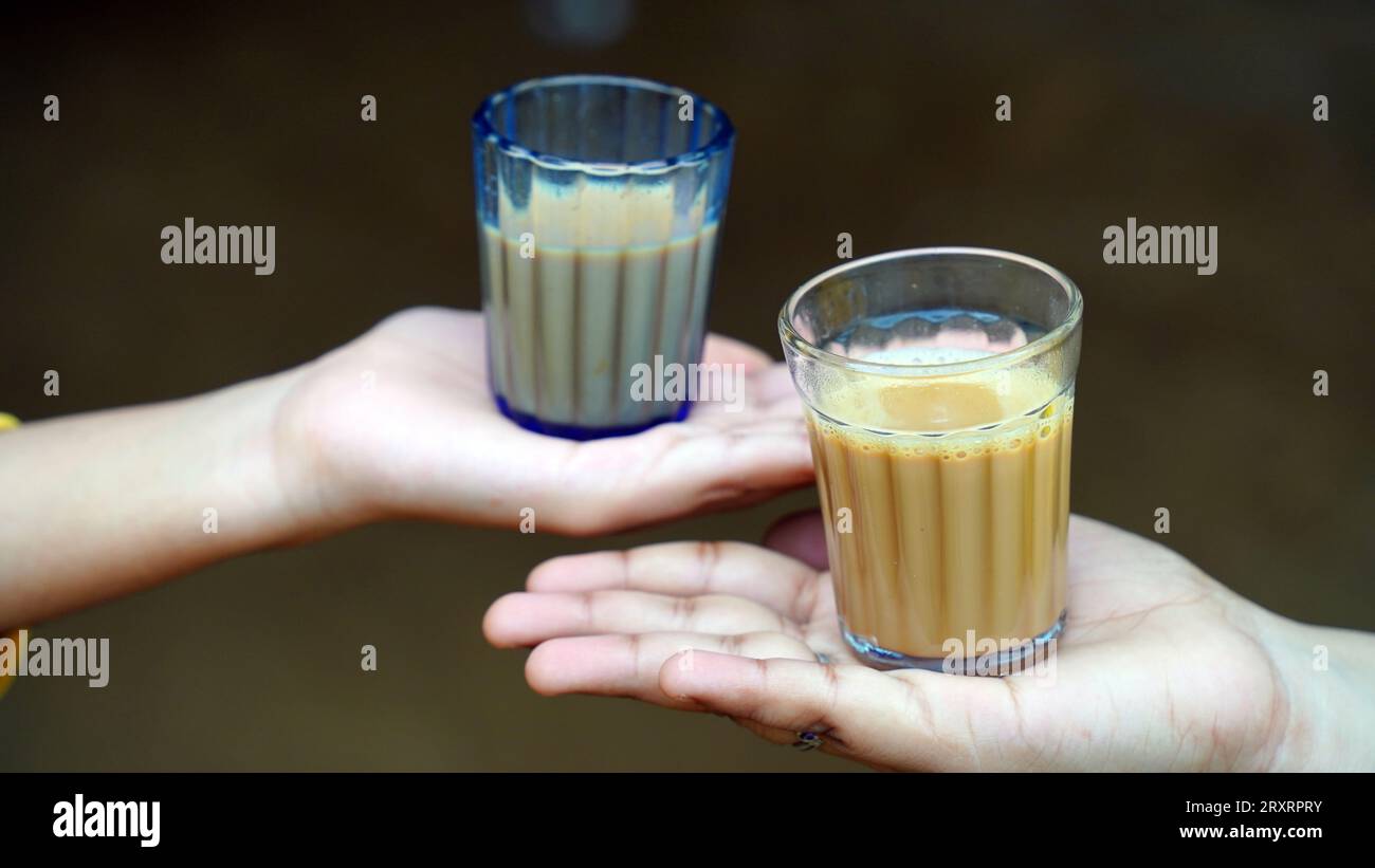 Tè di masala indiano o chai in vetro tradizionale, sfondo di legno. caffè, retrò, ristorante, hotel. Il chai di taglio di prima mattina Foto Stock