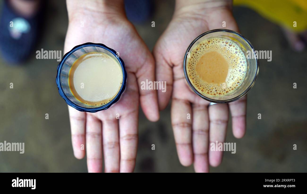 Tè di masala indiano o chai in vetro tradizionale, sfondo di legno. caffè, retrò, ristorante, hotel. Il chai di taglio di prima mattina Foto Stock