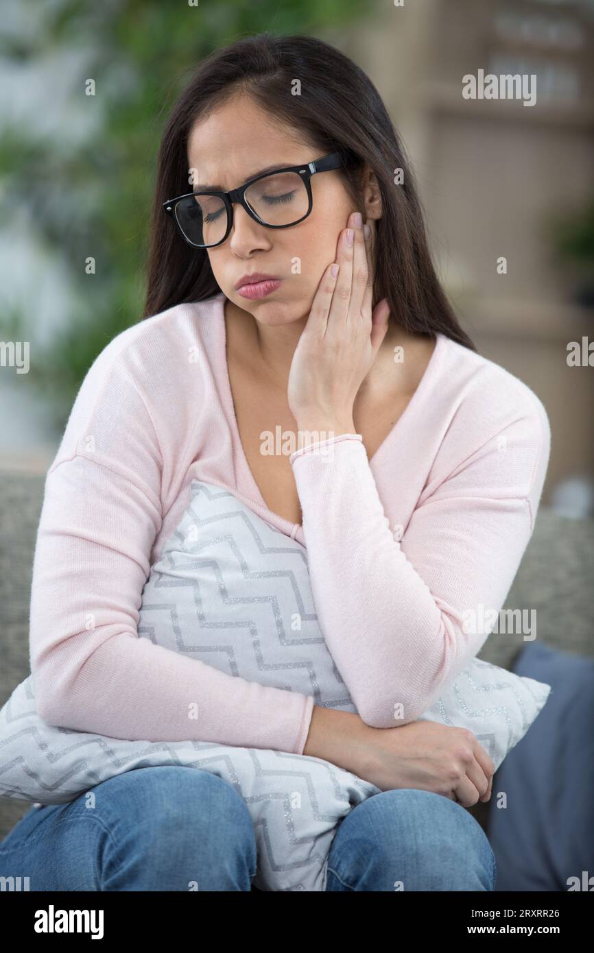 triste depresso e premurosa giovane donna che si sente male a casa Foto Stock