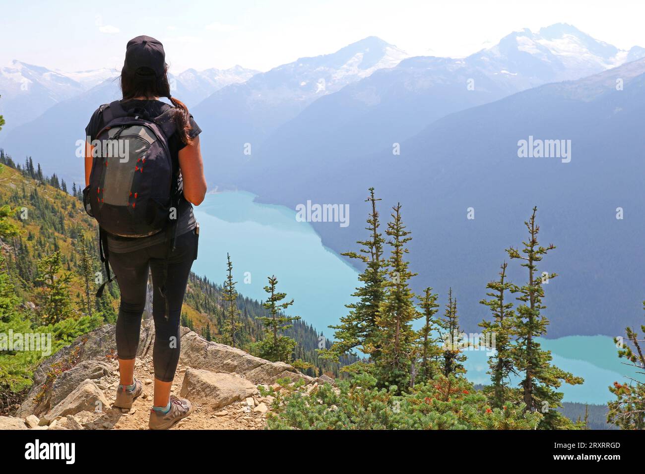 Escursionista lungo l'High Note Trail sopra il lago Cheakamus Foto Stock