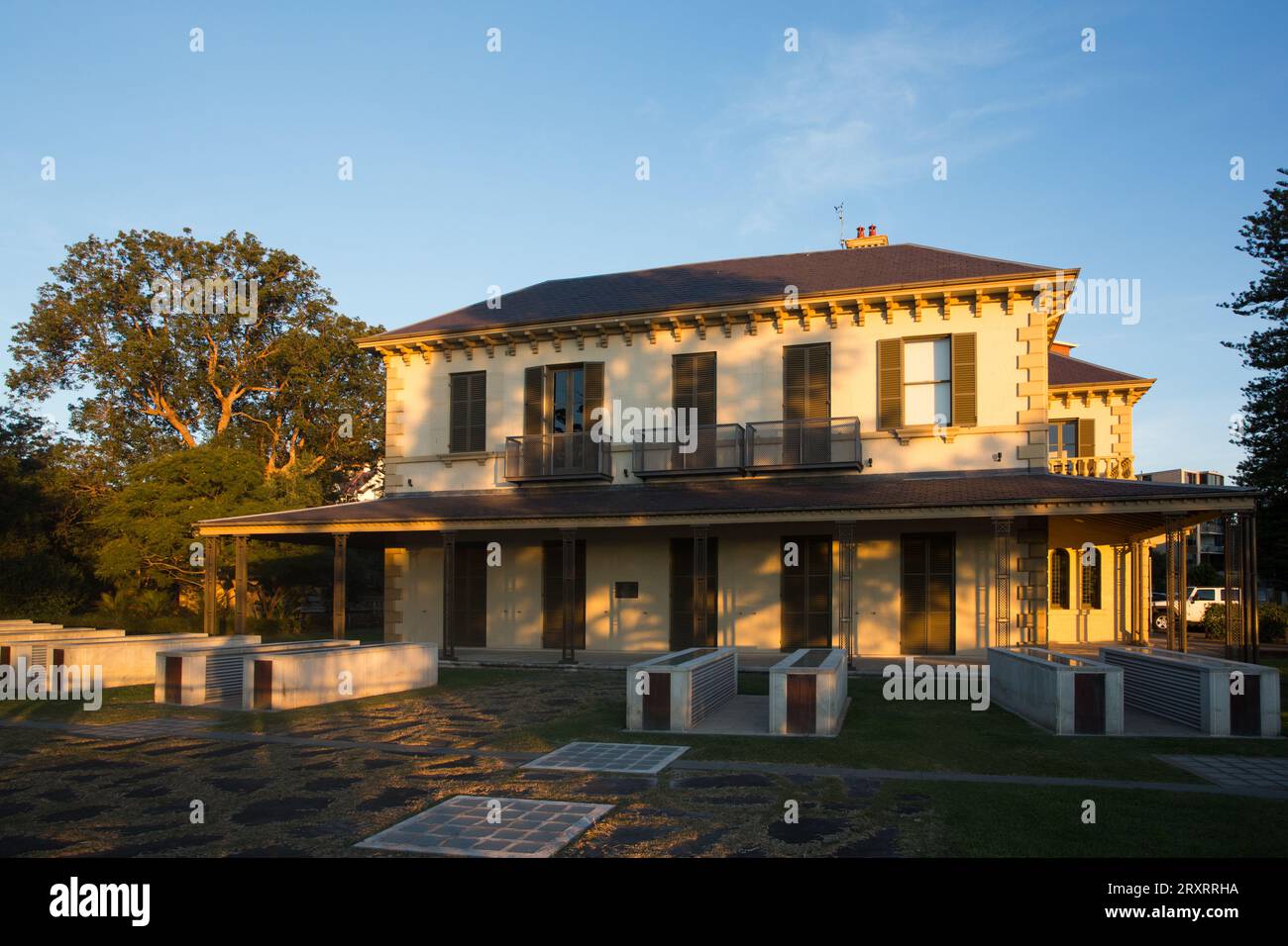 Luce del tardo pomeriggio che cade sul Woollahra Municipal Council Building, Double Bay, Sydney, Australia. Foto Stock