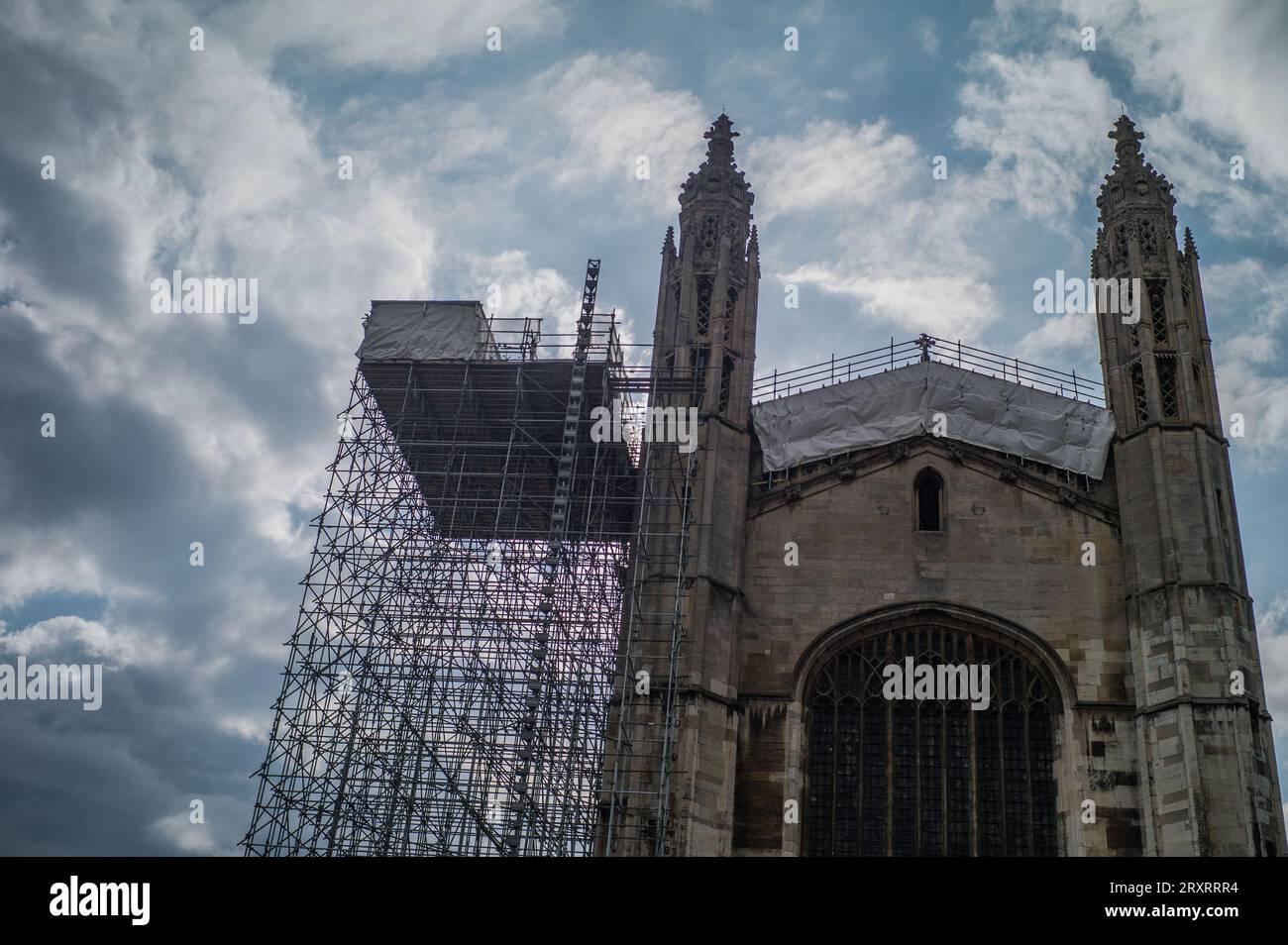 Cambridge, Regno Unito. 4 agosto 2023. Un ponteggio al Kings College, Cambridge. Cambridge è considerata una delle migliori università del Regno Unito. Ma questo non significa che gli studenti non abbiano nessuna sciocchezza in mente. Al contrario: Alcuni coltivano una tradizione rischiosa. (A dpa "rischio, adrenalina e avventura - gli scalatori notturni di Cambridge") credito: Lena Völk/dpa/Alamy Live News Foto Stock