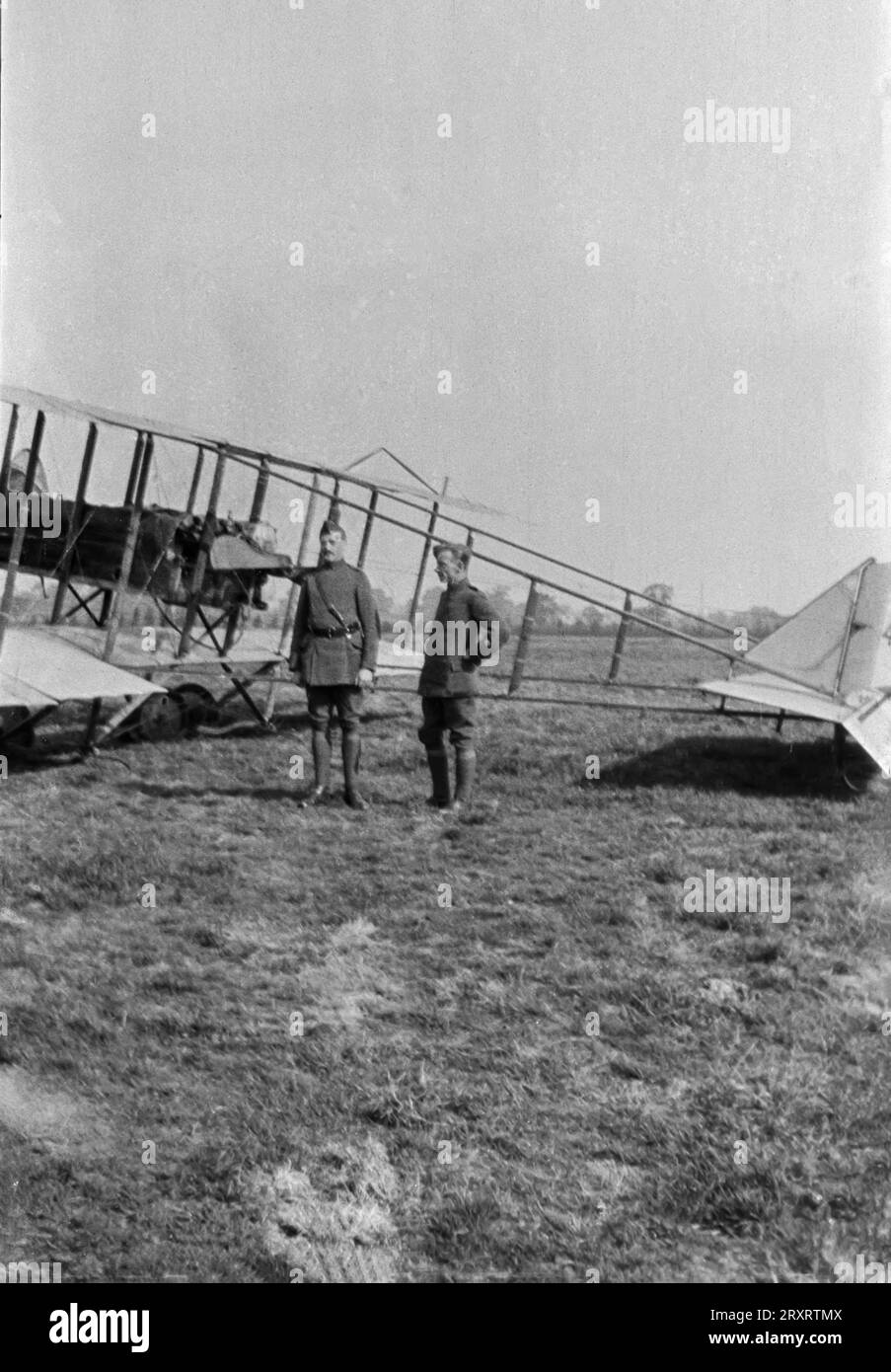 I soldati britannici stanno di guardia da un aereo nemico schiantato durante la prima guerra mondiale. Foto Stock