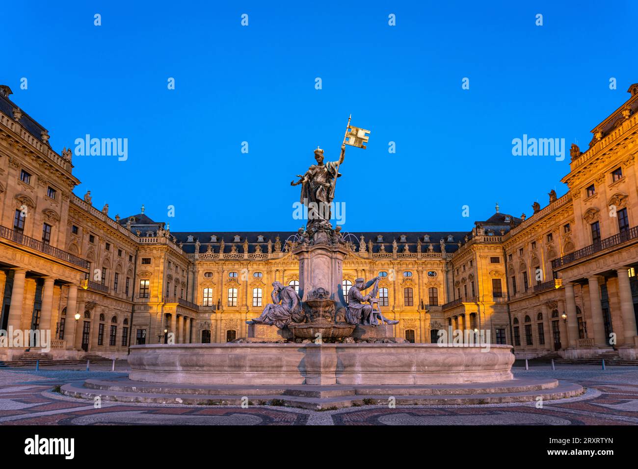 Frankoniabrunnen vor der Würzburger Residenz in der Abenddämmerung, Würzburg, Bayern, Deutschland | Frankoniabrunnen Fountain e Würzburg Residenc Foto Stock
