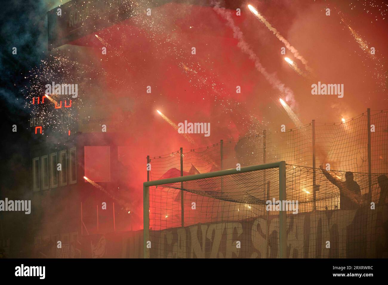 Grödig, Österreich 26. Settembre 2023: ÖFB Cup 2. Runde - 2023/2024 - Austria Salzburg vs. RB Salzburg IM Bild: Bengalis der Austria Salzburg fans zu Beginn der 2. Halbzeit. Foto Stock