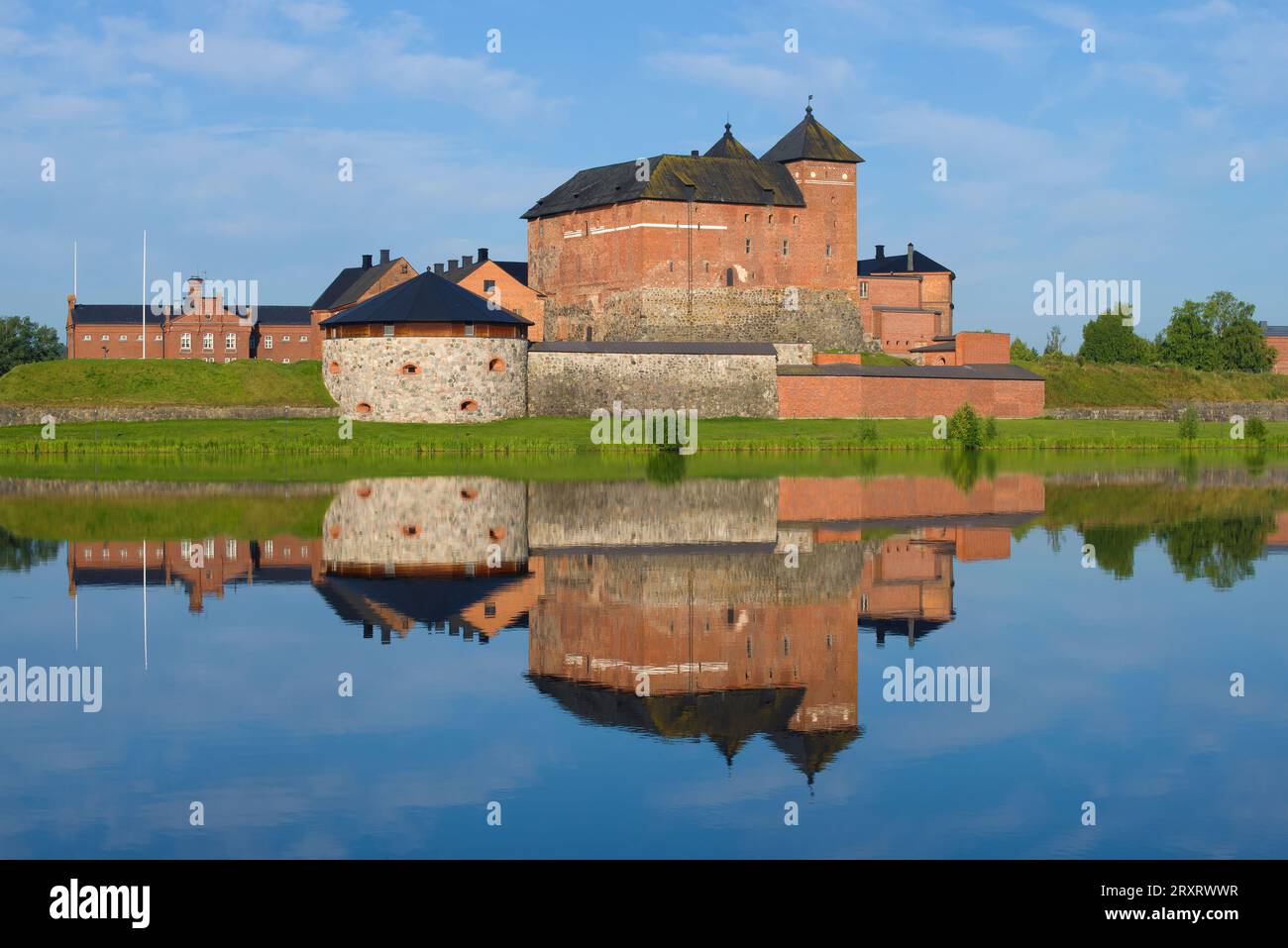 La fortezza della città di Hameenlinna con una riflessione su una soleggiata mattinata di luglio. Finlandia Foto Stock