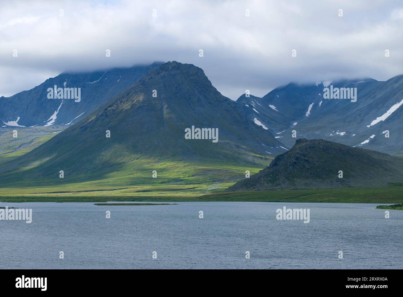 Una giornata nuvolosa tra le montagne degli Urali polari. Yamal, Russia Foto Stock