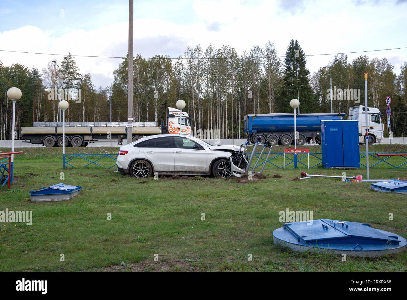 REGIONE DI LENINGRADO, RUSSIA - 25 SETTEMBRE 2023: Un incidente in una stazione di servizio. Russia Foto Stock