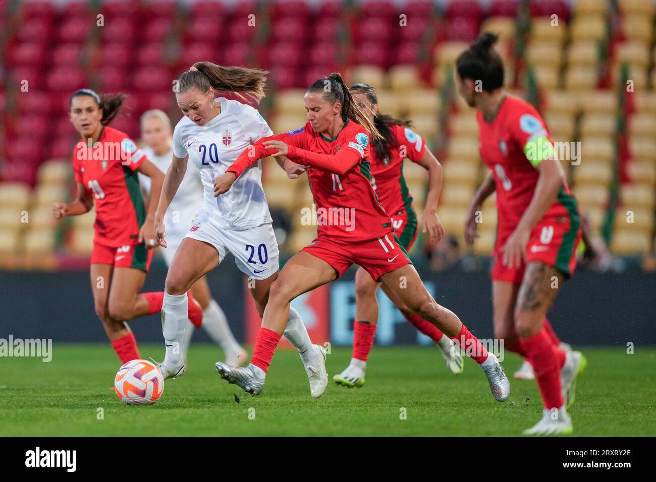 Vila Boa, Portogallo 20230926.la norvegese Marit B. Lund in duello con Tatiana Pinto nella partita di calcio femminile della National League tra Portogallo e Norvegia a Estádio Cidade de Barcelos. Foto: Fredrik Varfjell / NTB Foto Stock