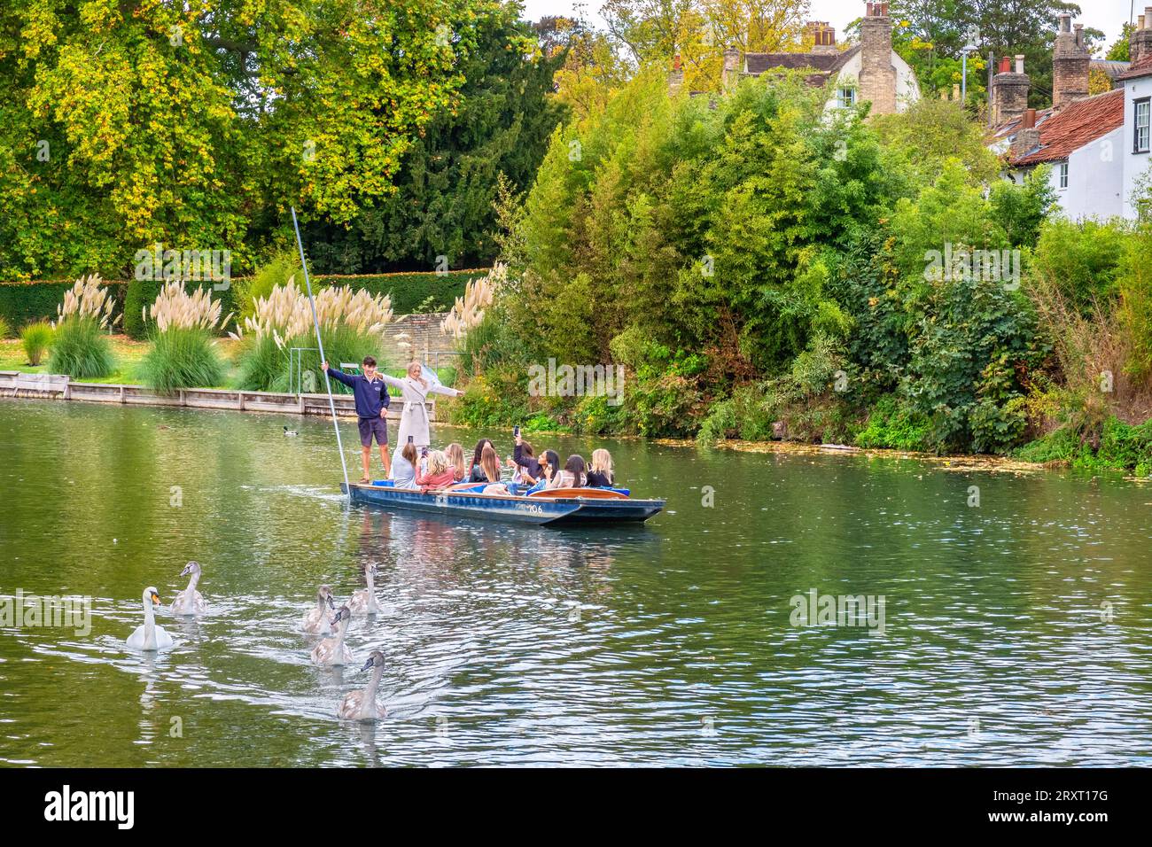 Festa di addio al nubilato con una sposa che si gode un giro in punt sul fiume Cam. Cambridge, Inghilterra Foto Stock