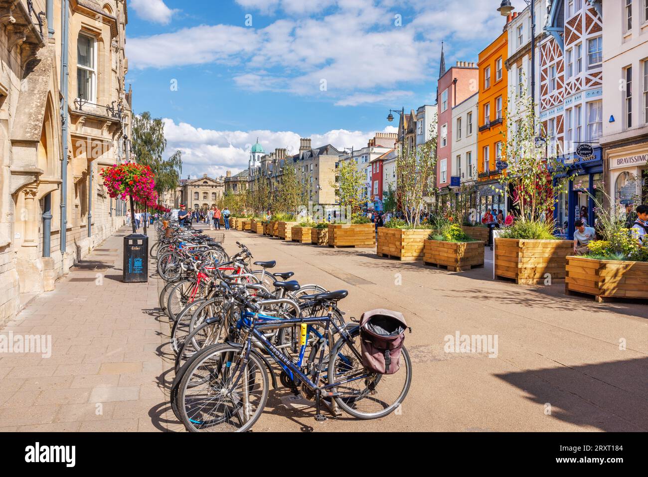 Vista lungo la pedonale Broad Street nel centro di Oxford. Inghilterra Foto Stock