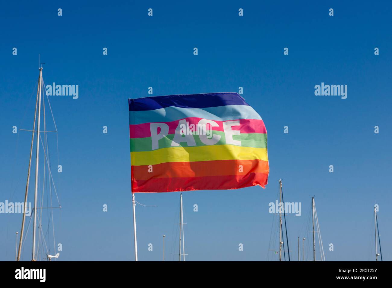 Bandiera italiana della Pace che sventola su uno yacht, Rocella Ionica Marina, Calabria, Italia Foto Stock