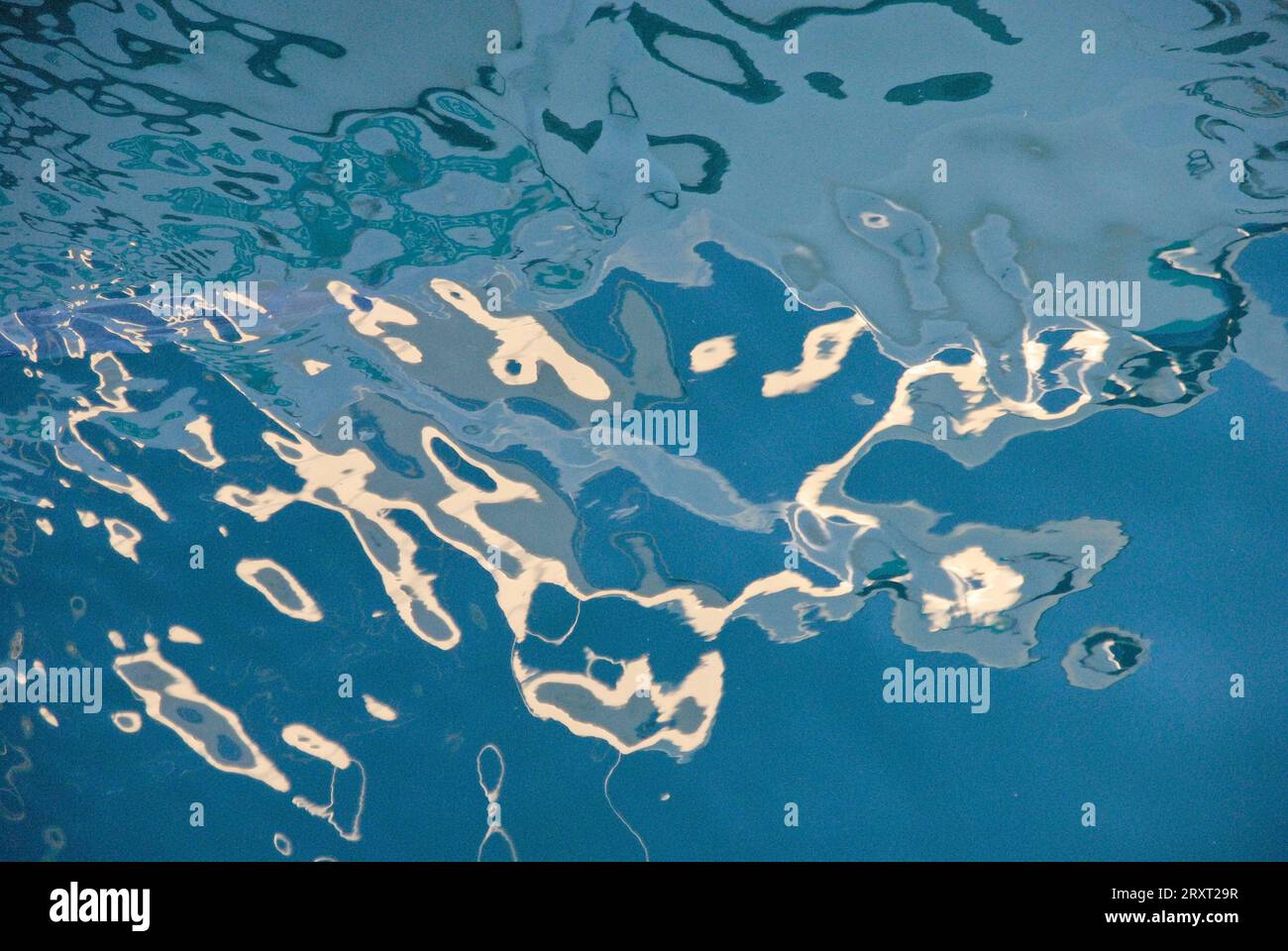 Ideale per sfondi grafici liquidi, riflessi sulla superficie del mare Foto Stock