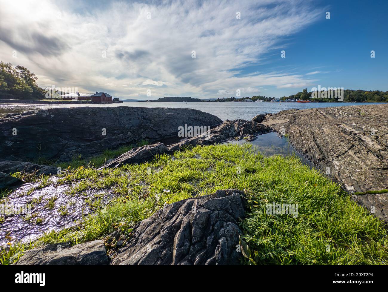 Fiordi in Norvegia. Vista della Norvegia dall'isola. Foto Stock