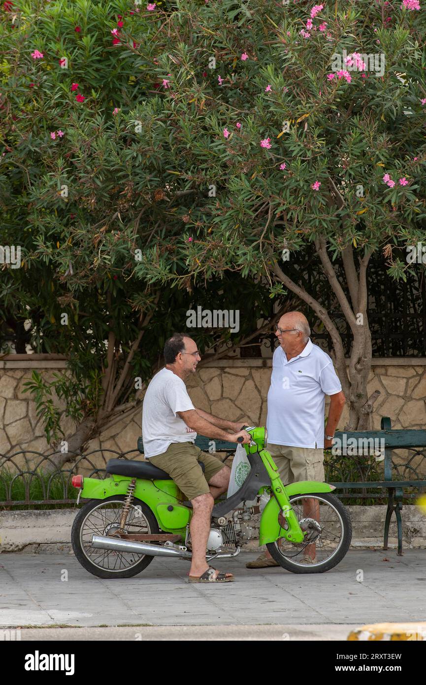 due pensionati anziani pensionati che parlano al fianco fuori strada a zante in grecia. Foto Stock