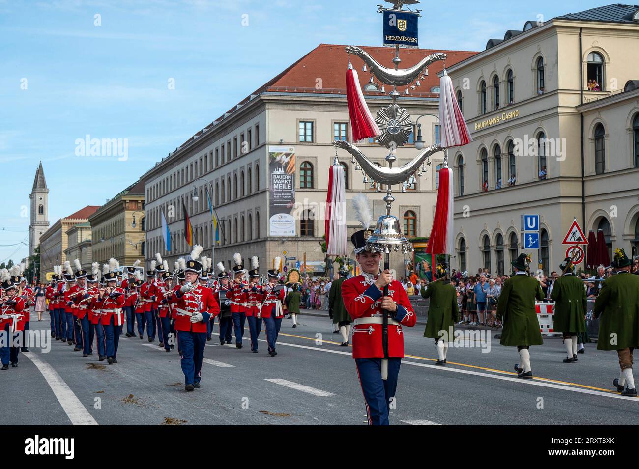 Muenchen, Trachten und Schuetzenzug beim 188. Muenchner Oktoberfest auf der Theresienwiese, Spielmann- und Fanfarenzug Memmingen e. V. Baden-Wuerttemberg *** Monaco, costumi tradizionali e Schuetzenzug all'Oktoberfest di Monaco del 188 sul Theresienwiese, Spielmann und Fanfarenzug Memmingen e V Baden Wuerttemberg Foto Stock