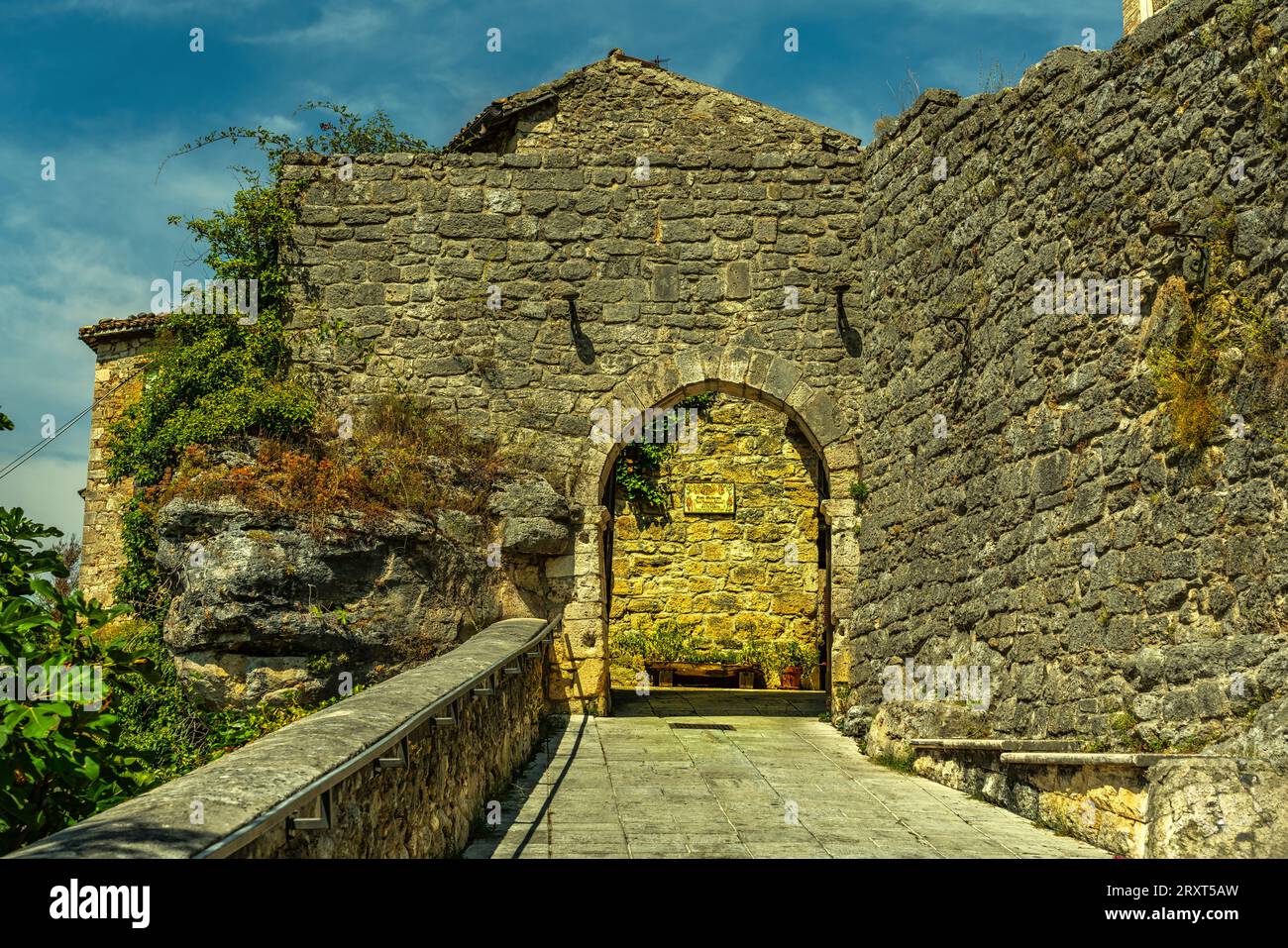Mura del castello e portale d'ingresso al borgo medievale di Castel Trosino. Provincia di Ascoli Piceno, regione Marche, Italia, Europa Foto Stock