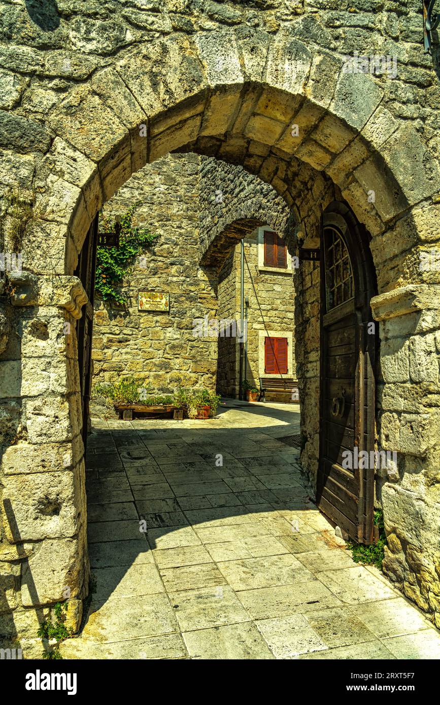 Mura del castello e portale d'ingresso al borgo medievale di Castel Trosino. Provincia di Ascoli Piceno, regione Marche, Italia, Europa Foto Stock
