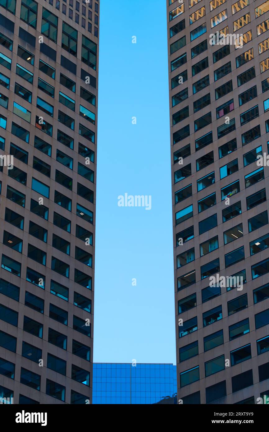 Edificio astratto per uffici, vista simmetrica che mostra finestre e motivi di vetro, città di Melbourne, Australia. Foto Stock