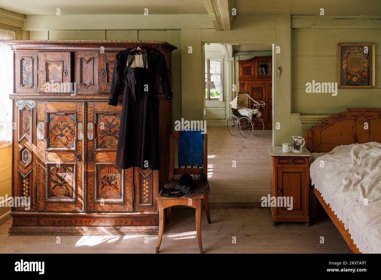 Camera da letto all'interno di una vecchia casa di Ballenberg con letto e armadio Foto Stock