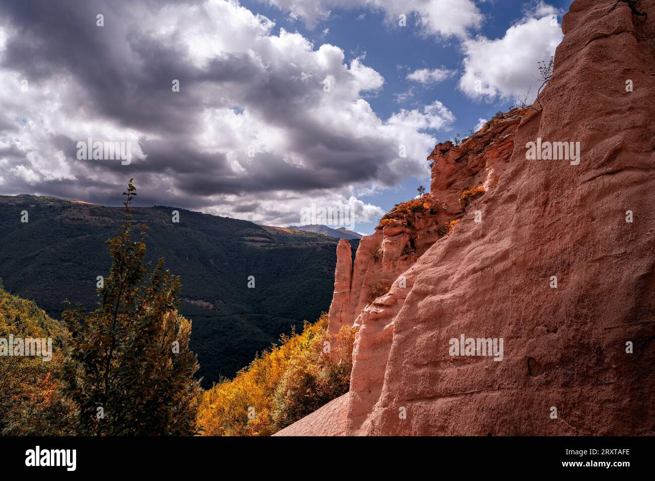 Particolari formazioni geologiche nel parco naturale lame rosse nelle Marche Foto Stock