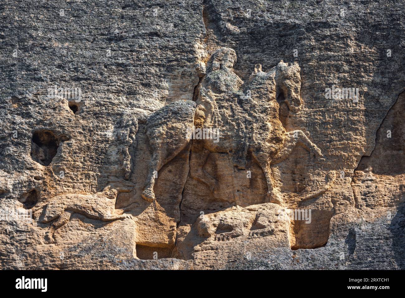 Madara Rider è un grande rilievo roccioso risalente al primo medioevo tra le rocce della grotta di montagna, Bulgaria, sito patrimonio dell'umanità dell'UNESCO. Madarski konnik Foto Stock