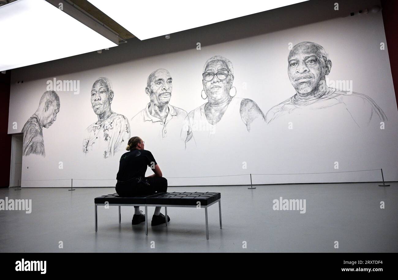 Eastbourne Regno Unito 27 settembre 2023 - ritratti della candidata al Turner Prize Barbara Walker raffiguranti l'impatto dello scandalo Windrush in mostra al Towner Eastbourne. Il Turner Prize è uno dei premi più noti al mondo per le arti visive e i vincitori saranno annunciati a dicembre Eastbourne. I quattro artisti selezionati quest'anno sono Jesse Darling , Ghislaine Leung , Rory Pilgrim e Barbara Walker : Credit Simon Dack / Alamy Live News Foto Stock