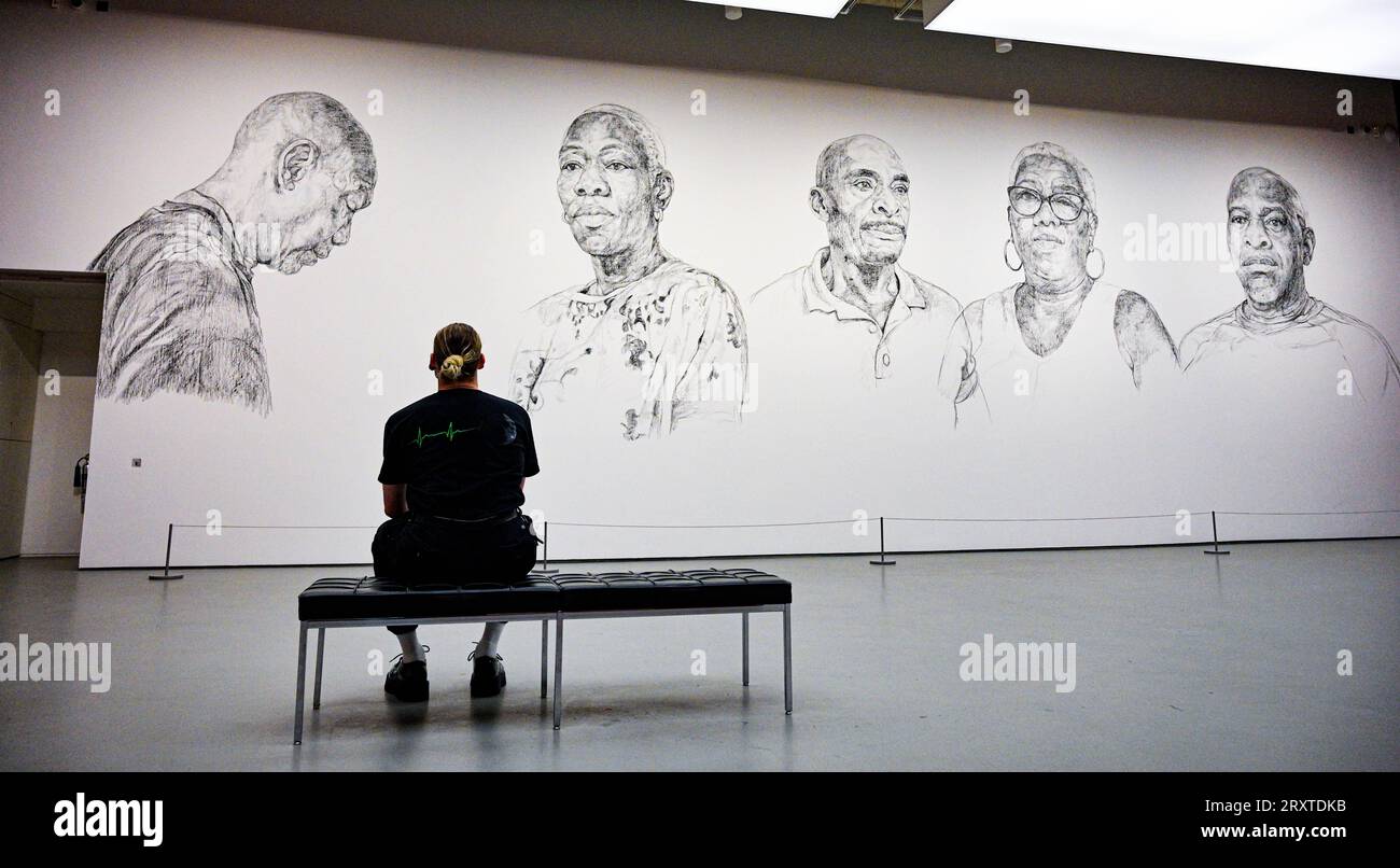 Eastbourne Regno Unito 27 settembre 2023 - ritratti della candidata al Turner Prize Barbara Walker raffiguranti l'impatto dello scandalo Windrush in mostra al Towner Eastbourne. Il Turner Prize è uno dei premi più noti al mondo per le arti visive e i vincitori saranno annunciati a dicembre Eastbourne. I quattro artisti selezionati quest'anno sono Jesse Darling , Ghislaine Leung , Rory Pilgrim e Barbara Walker : Credit Simon Dack / Alamy Live News Foto Stock