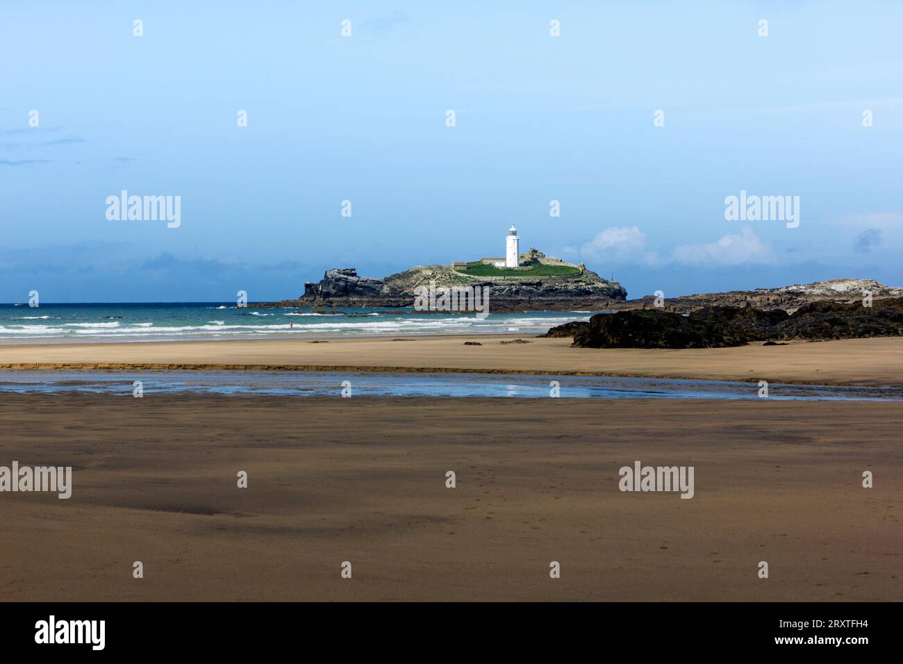 Low Tide, vista sulla spiaggia di Godrevy Sands, con Godrevy Island e Faro e Atlantic Surf, Nr. Hayle, Cornovaglia, Regno Unito. Foto Stock