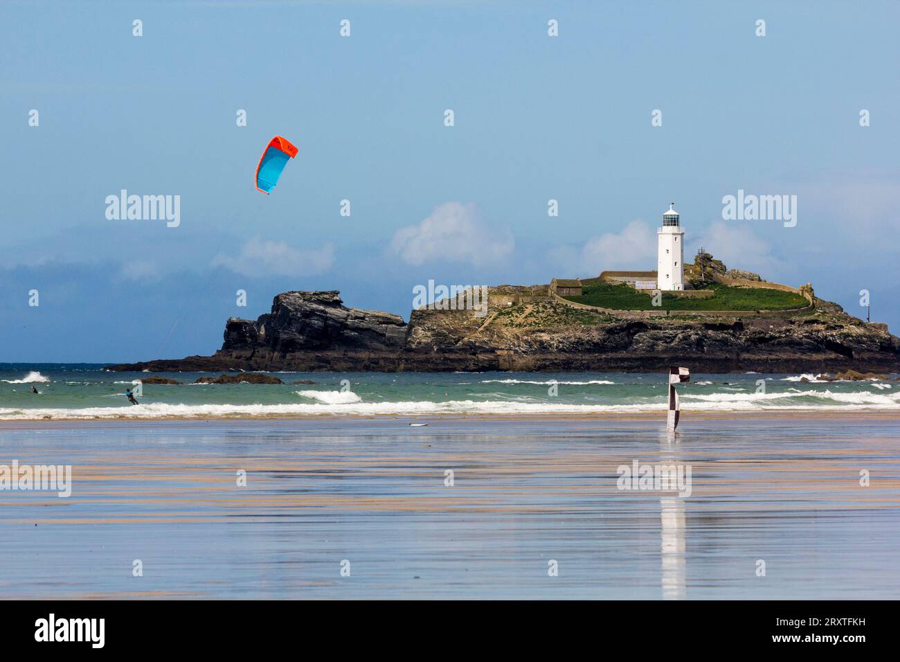 Low Tide, vista spiaggia di Godrevy Sands, Godrevy Island e Faro con Kite Surf che si godono l'Atlantic Surf, Nr. Hayle, Cornovaglia, Regno Unito. Foto Stock