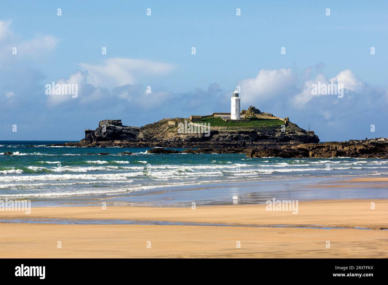 Low Tide, vista sulla spiaggia di Godrevy Sands, con Godrevy Island e Faro e Atlantic Surf, Nr. Hayle, Cornovaglia, Regno Unito. #2 Foto Stock