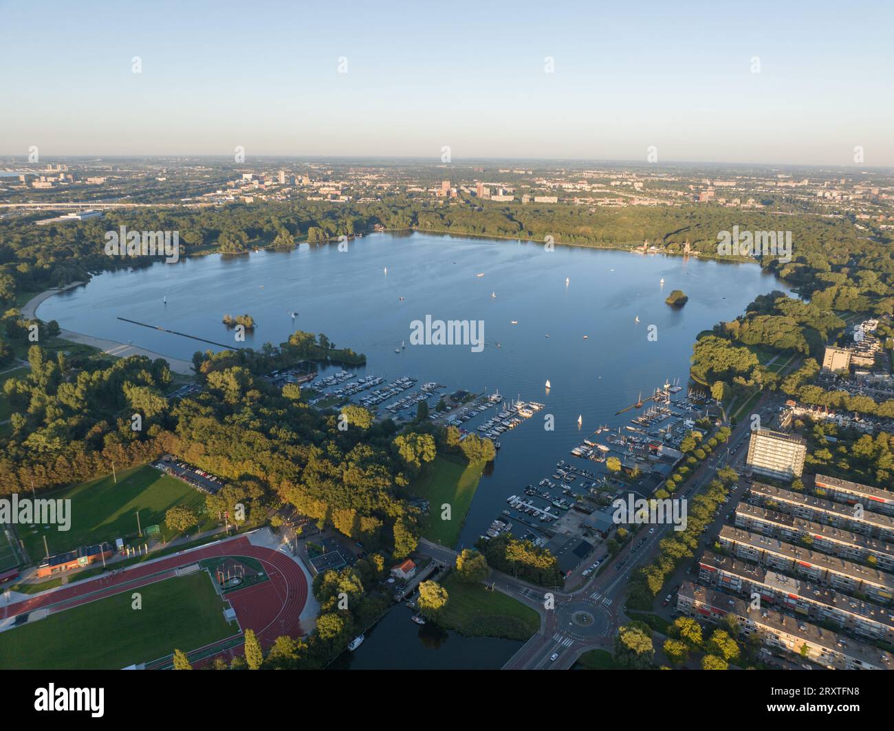 Vista aerea dei droni di Kralingseplas a Rotterdam. Foto Stock