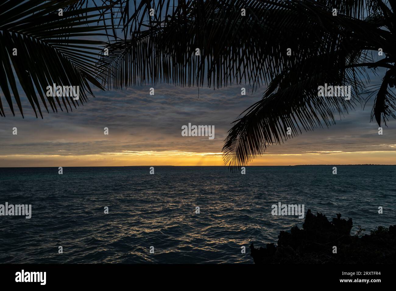 Splendido tramonto sull'isola di Zanzibar, Tanzania, Africa Foto Stock
