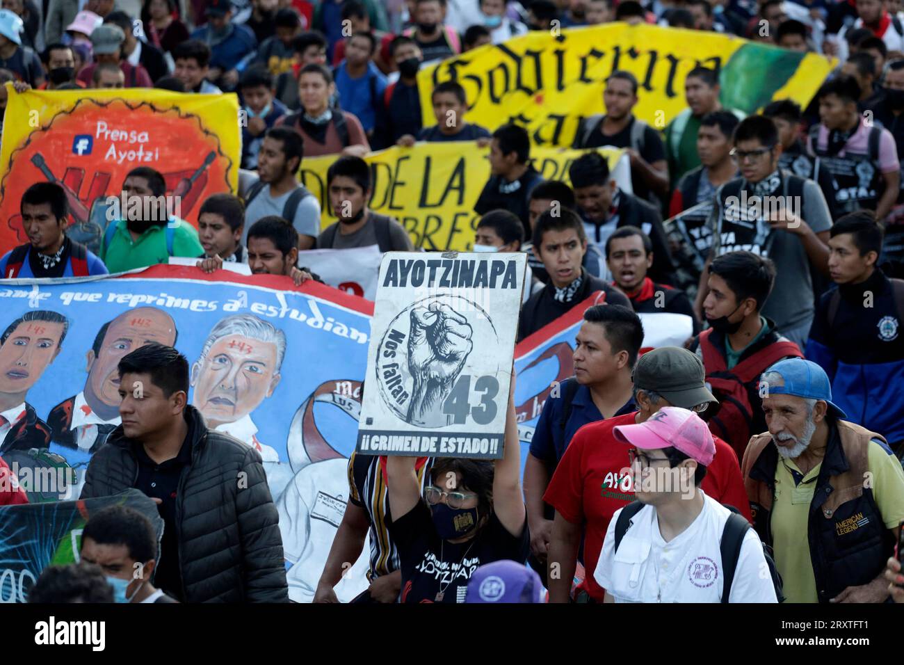 Non esclusiva: 26 settembre 2023, città del Messico, Messico: Partecipanti alla marcia per commemorare i 9 anni della scomparsa forzata dello stu del 43 Foto Stock