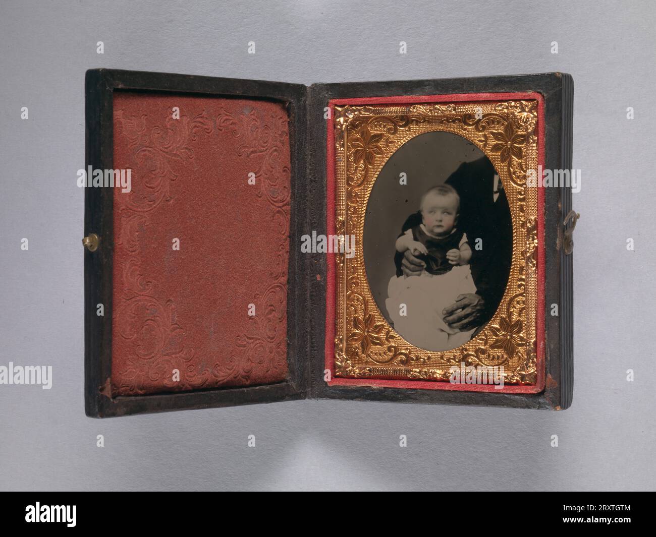 Ambrotype di un bambino bianco tenuto da un uomo 1855-1860 Foto Stock